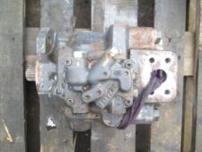 Komatsu WB93R hidraulikus szivattyú – Uchida Rexroth modell