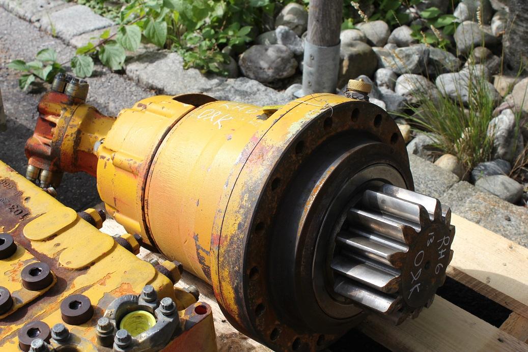 Forgató reduktor kotrógéphez OK RH6-12 – masszív mechanikus alkatrész