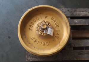 Vezetőgörgő caterpillar 319c kotrógéphez, kód 1686142