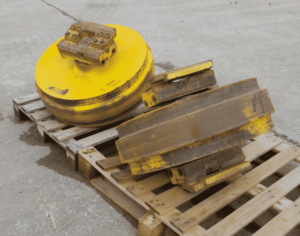 Komatsu d155 vezetőkerék buldózerhez, raklapra szerelve