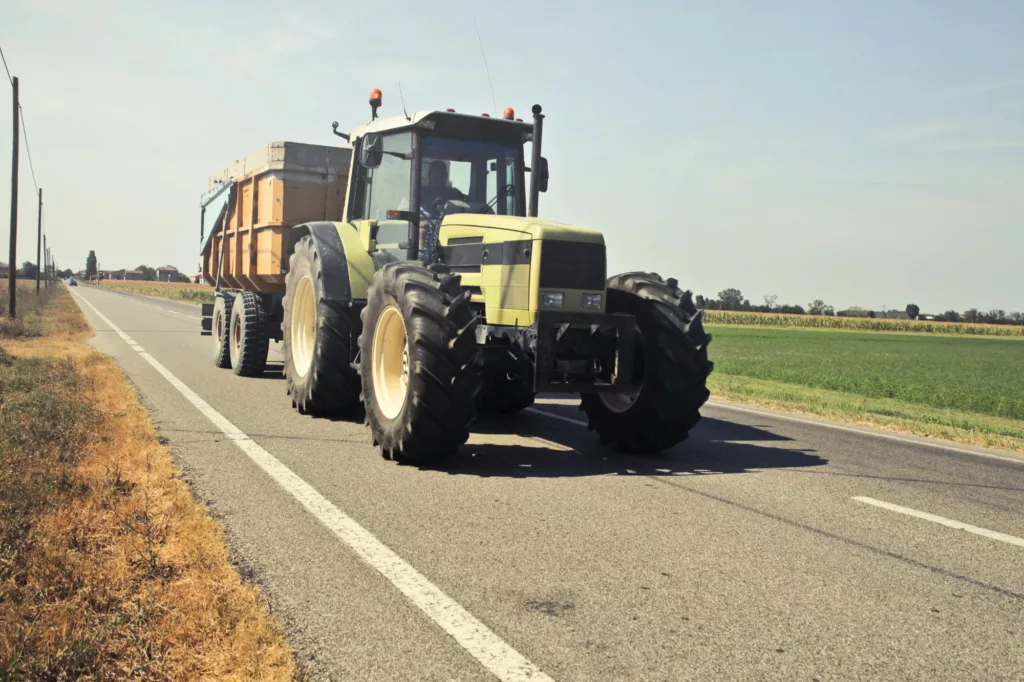 Utilizarea utilajelor agricole pe drumurile publice in romania 2 1024x682 jpg